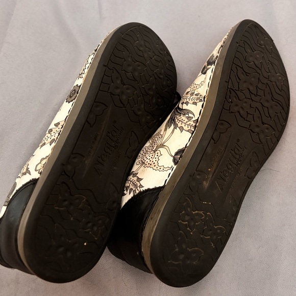 A Work of Art Sneaker - Picture 5 of 7